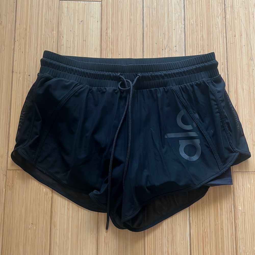 Alo yoga “Ambience Shorts”